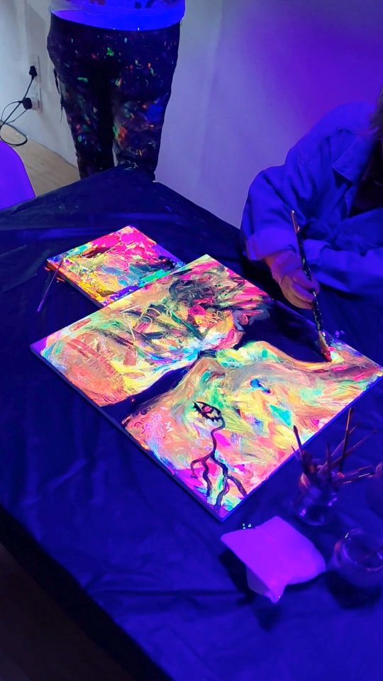 Throwback to the last @melvilleartmile where Neon Dreams came alive where the dark learned to glow—brushstrokes whispered in ultraviolet,
and every color found its wild side 🌌
#NeonNights #GlowInArt #UVArt #melvilleartmile #joziartclub